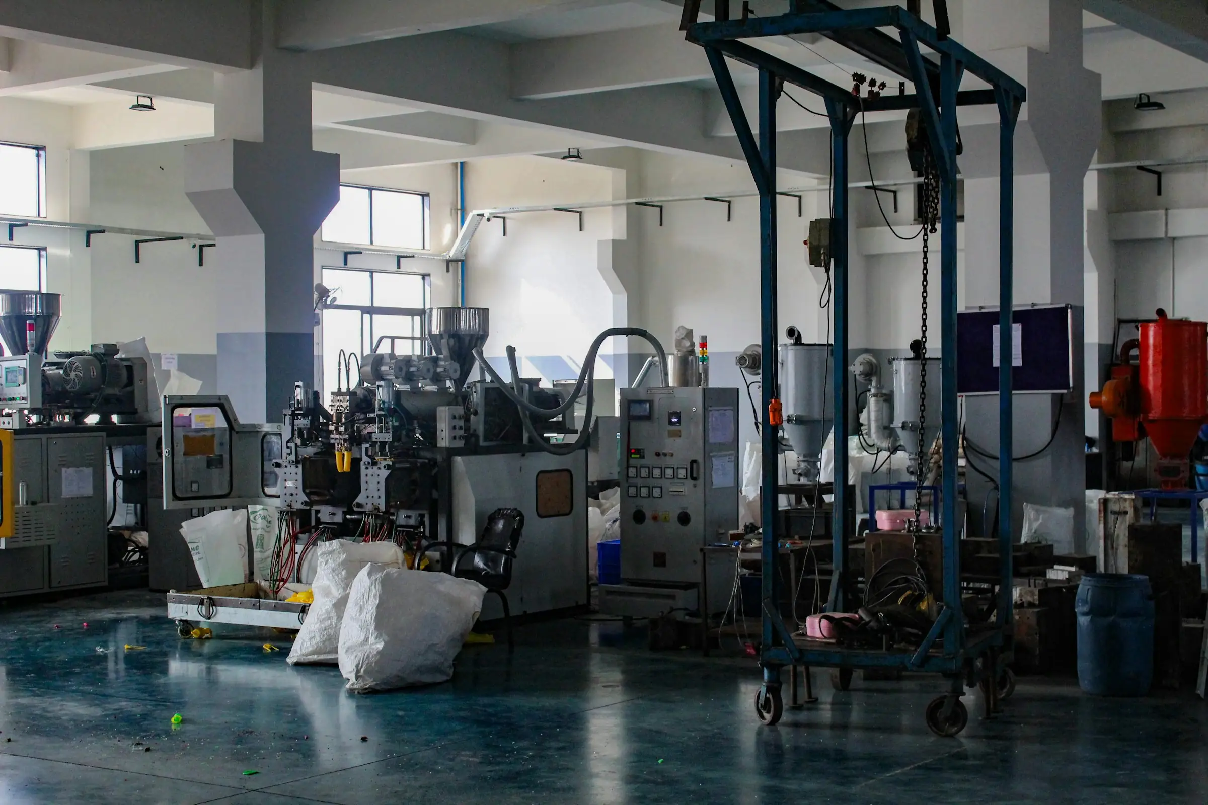 Plastics processing plant floor with molding and extrusion machines